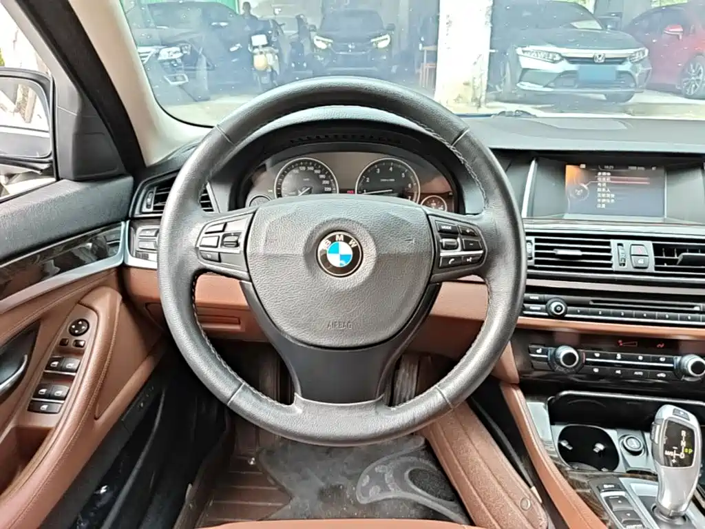 BMW 5 Series 2015 — фото 11