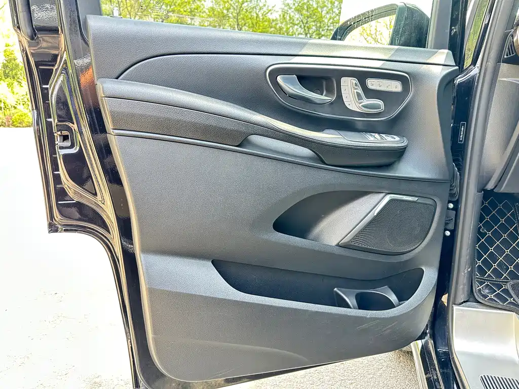 Mercedes-Benz V-Class 2022 — фото 39