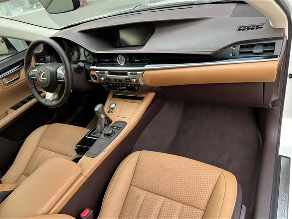 Lexus ES 2016 — фото 17