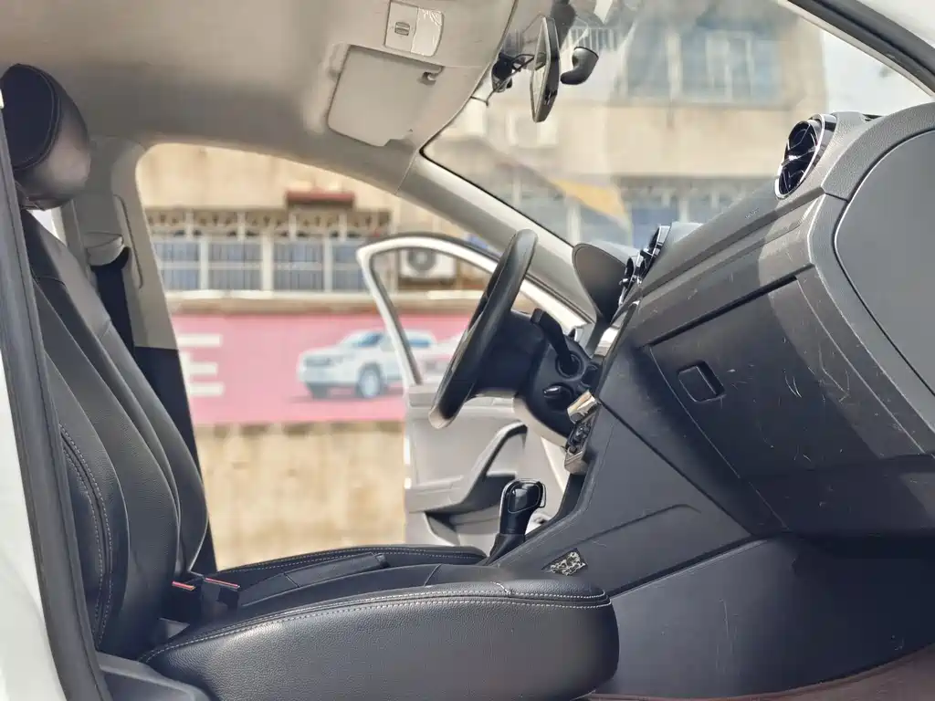 Volkswagen Jetta 2019 — фото 12