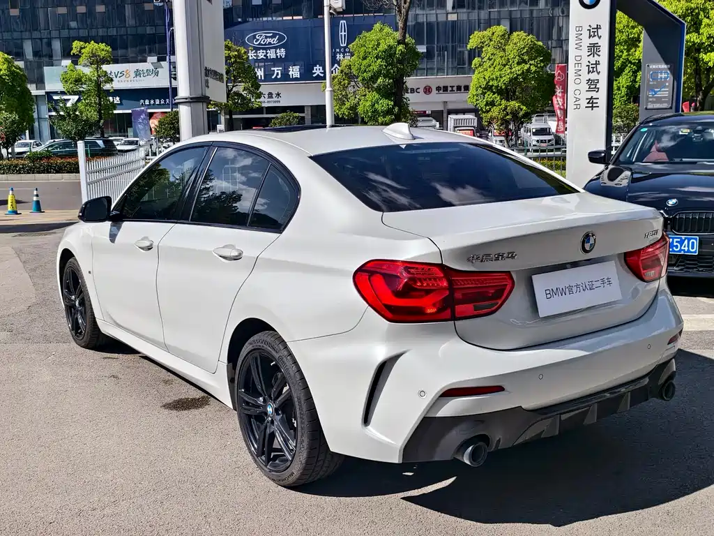 BMW 1 Series 2023 — фото 10