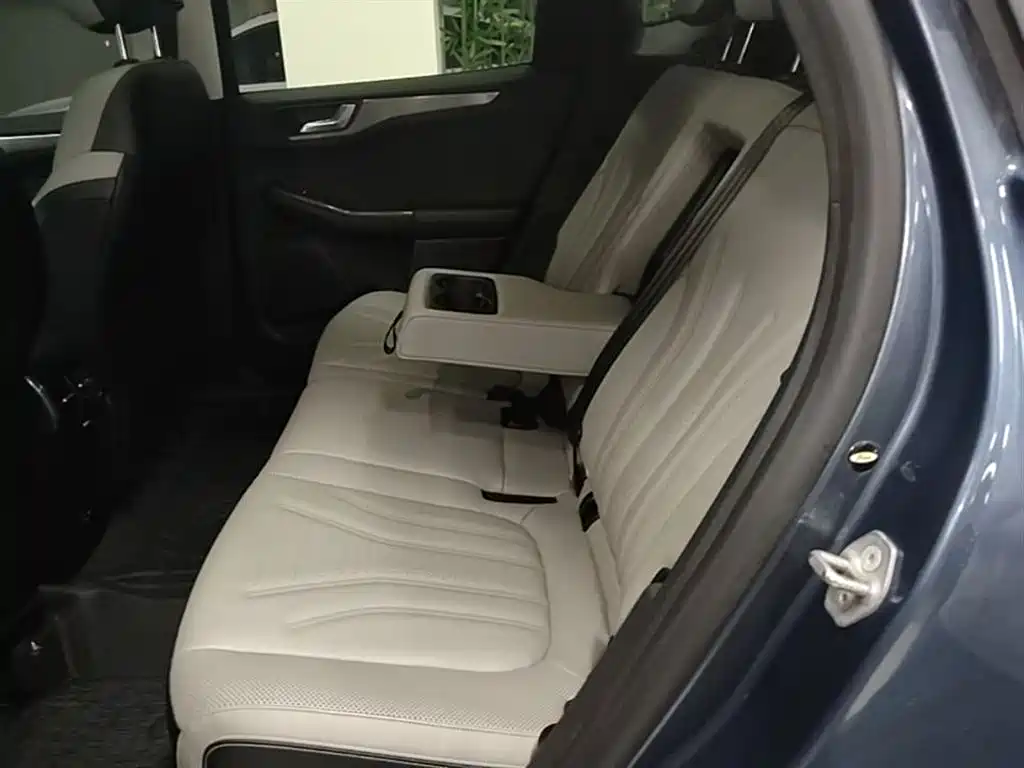 Ford Escape 2020 — фото 17