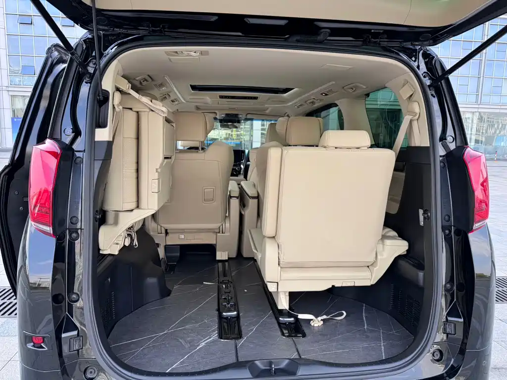 Toyota Alphard 2023 — фото 13