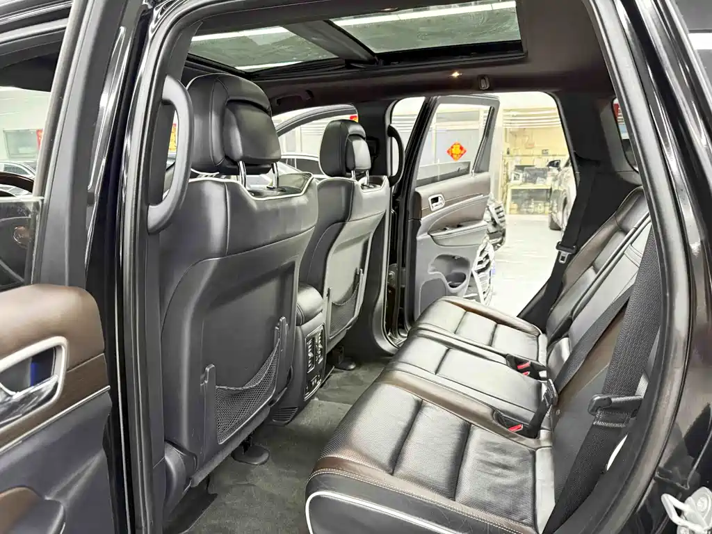 Jeep Grand Cherokee 2018 — фото 8