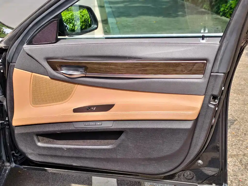 BMW 7 Series 2015 — фото 16