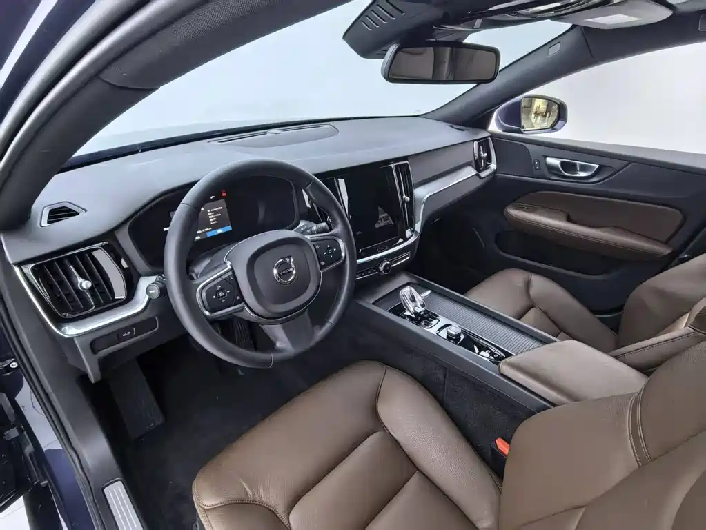 Volvo S60 2023 — фото 15