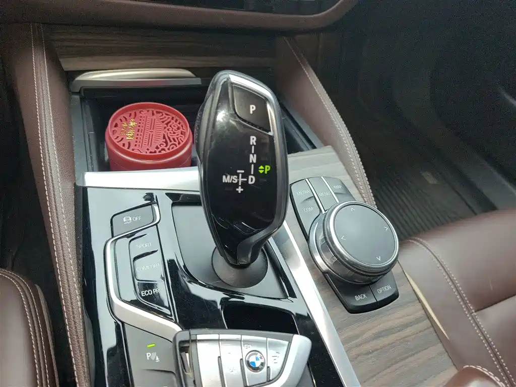 BMW 5 Series 2018 — фото 10