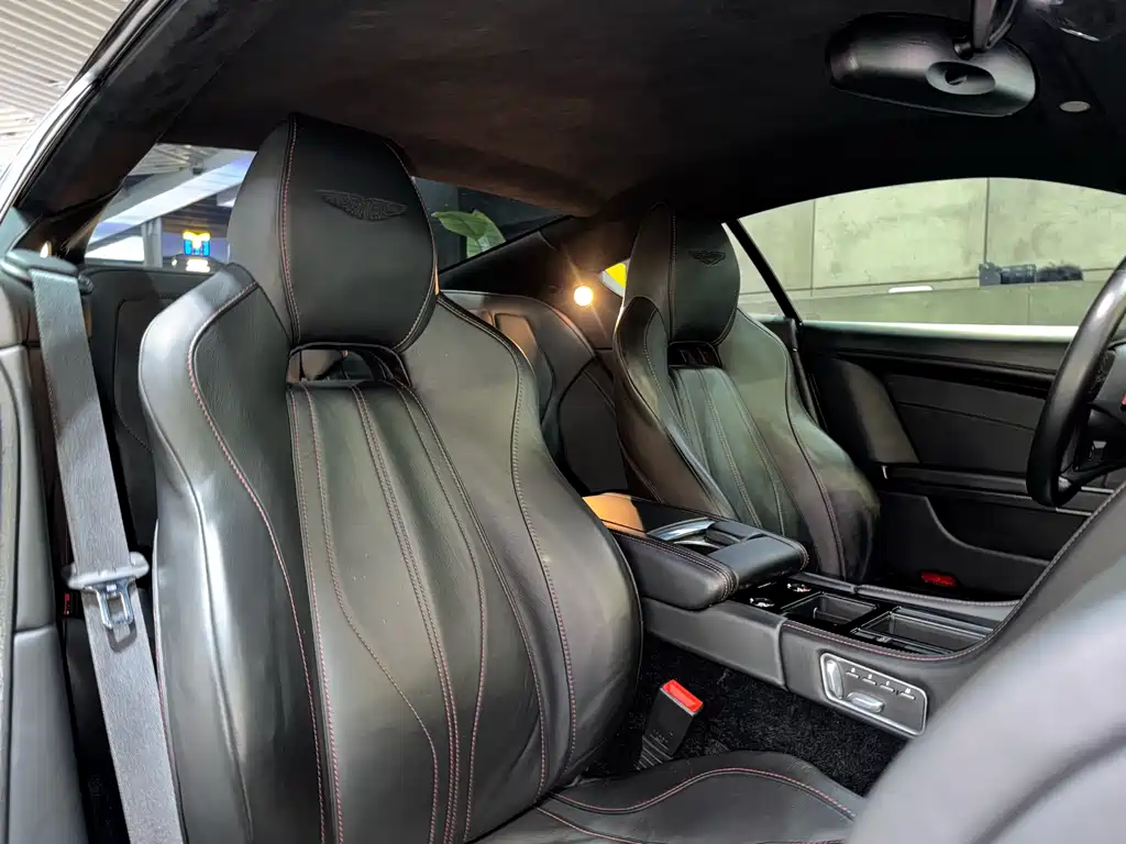 Aston Martin DB9 2015 — фото 20
