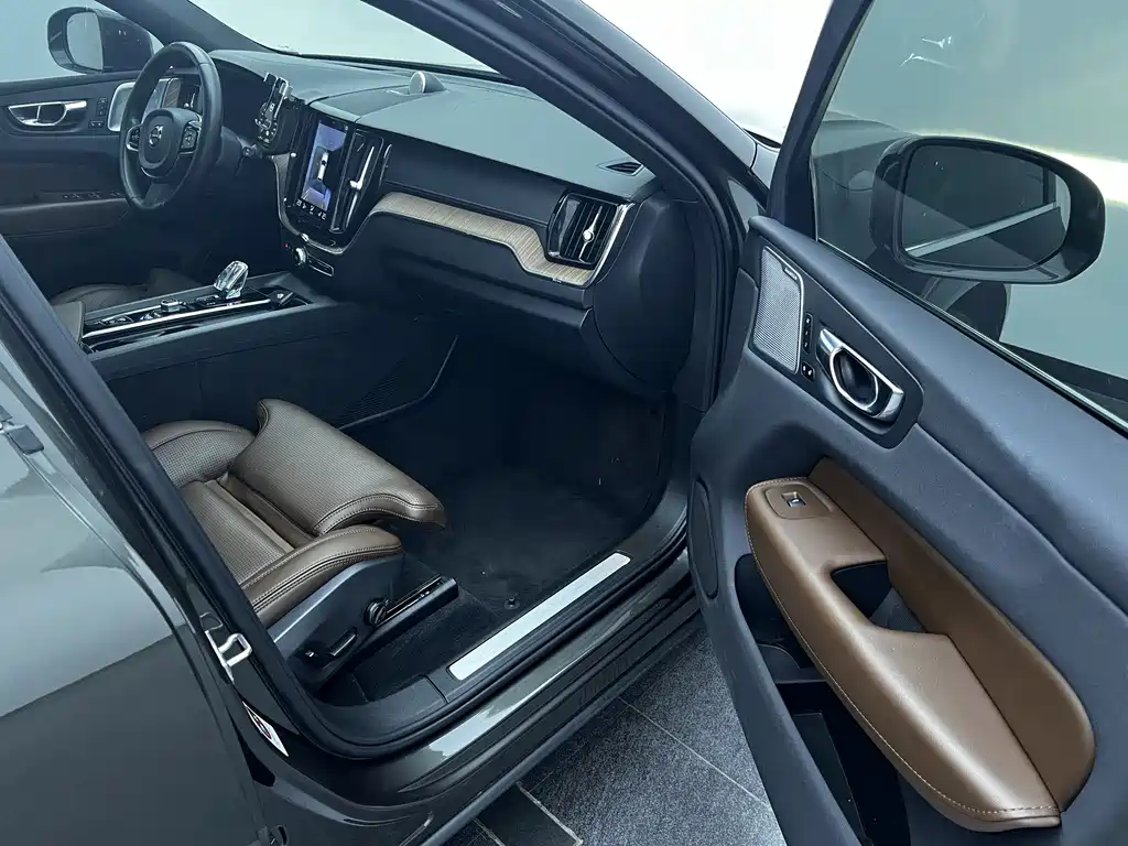Volvo XC60 Plug-In Hybrid 2020 — фото 16
