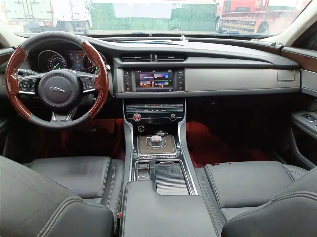 Jaguar XFL 2018 — фото 10