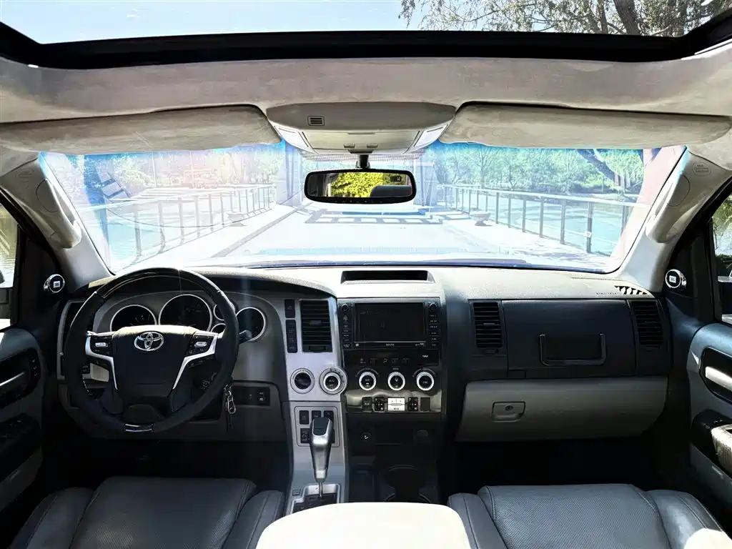 Toyota Sequoia 2013 — фото 10