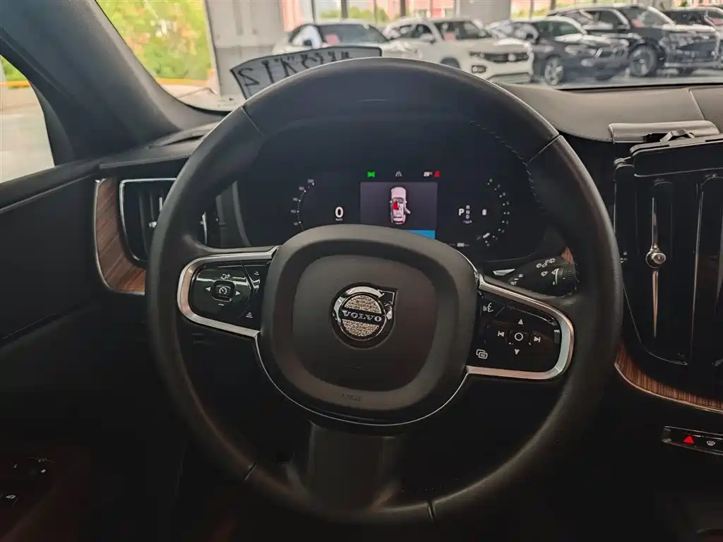 Volvo XC60 2022 — фото 12