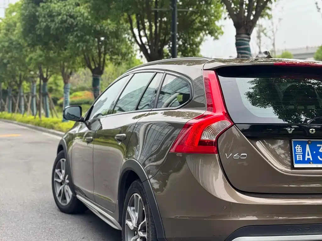 Volvo V60 2016 — фото 7