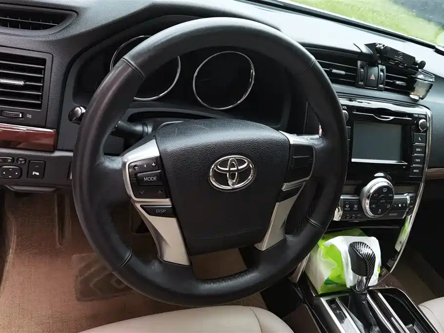 Toyota Reiz 2015 — фото 15