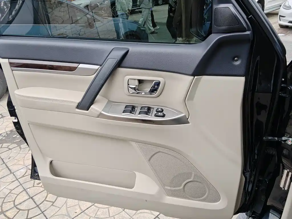 Mitsubishi Pajero 2018 — фото 10