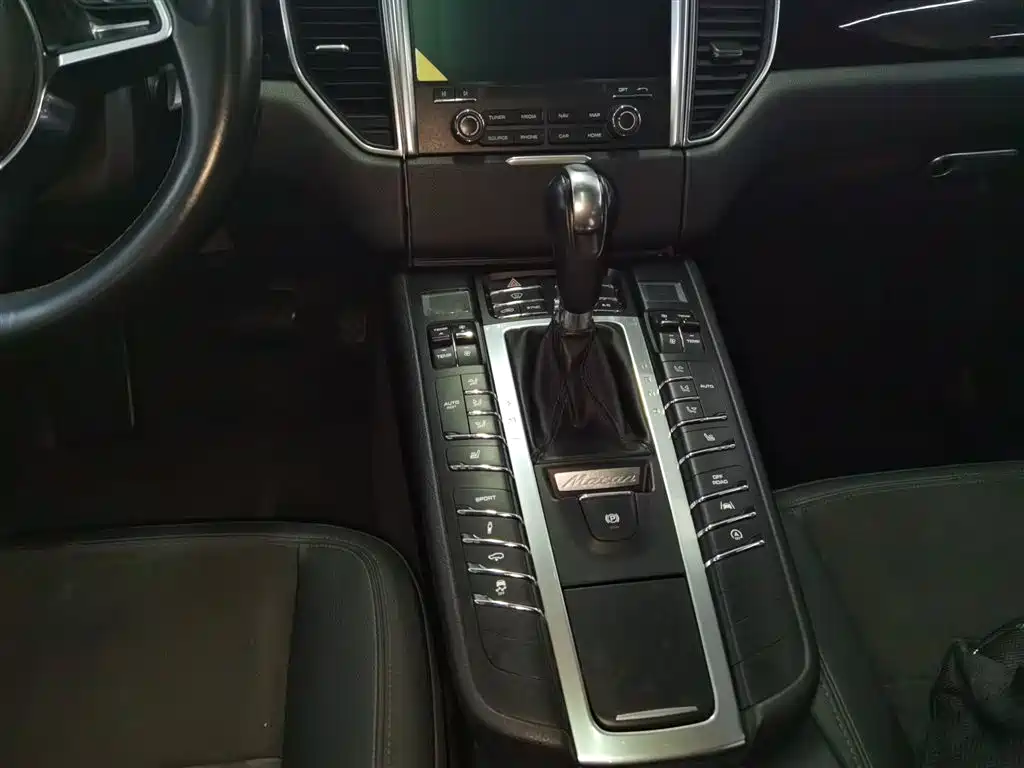 Porsche Macan 2017 — фото 14