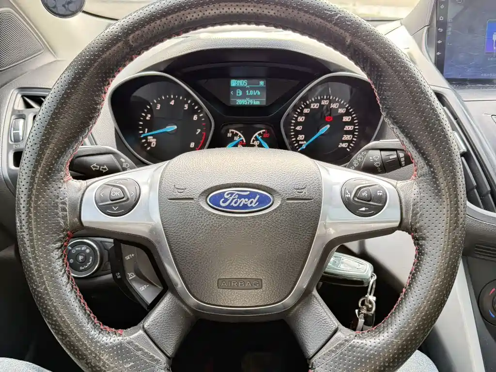 Ford Kuga 2015 — фото 13