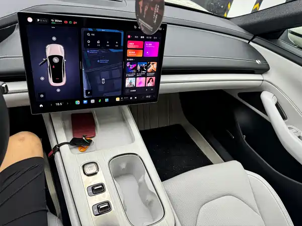Xiaomi SU7 2025