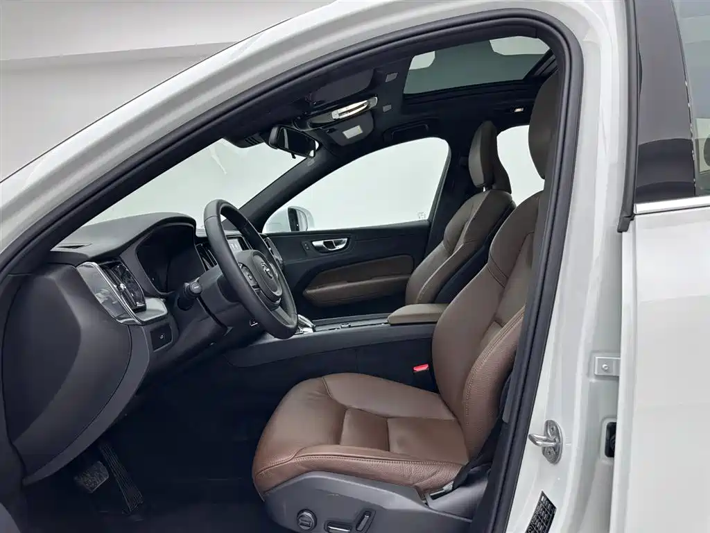 Volvo XC60 2024 — фото 18