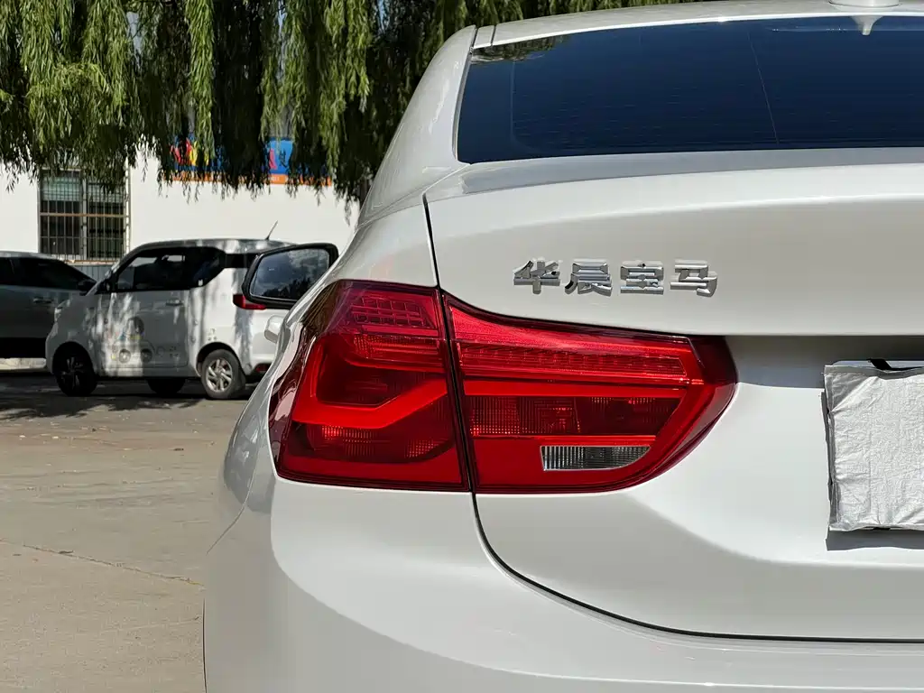 BMW 1 Series 2018 — фото 10