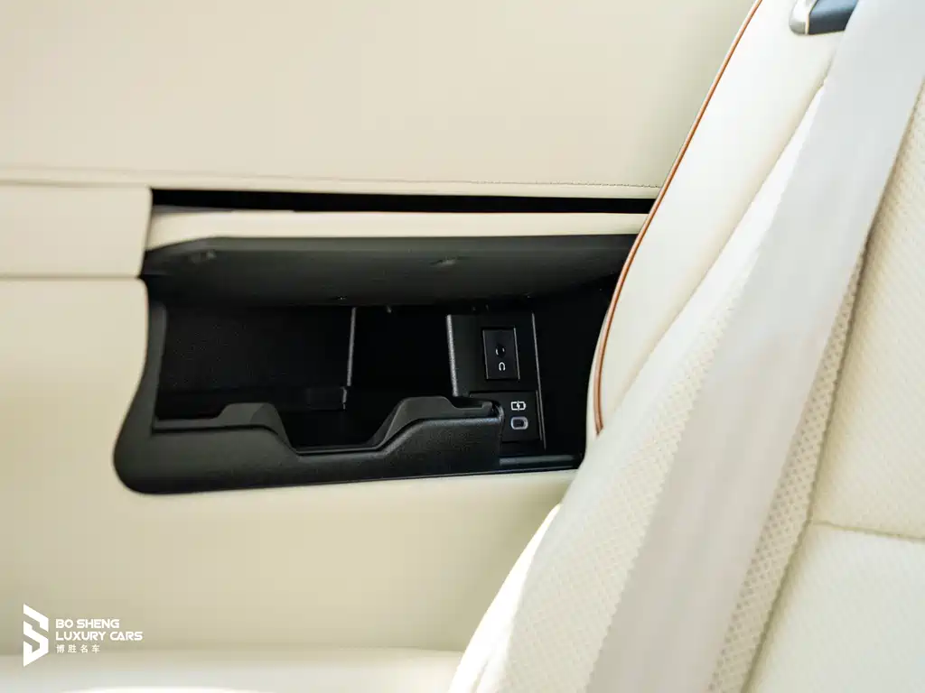 Lexus LM — фото 10