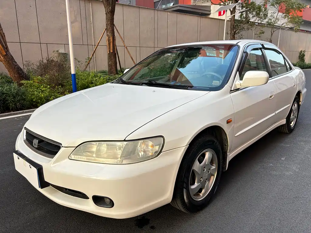 Honda Accord 2001 — фото 1