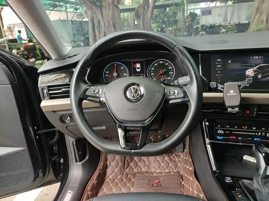Volkswagen Passat Plug-In Hybrid 2020 — фото 11