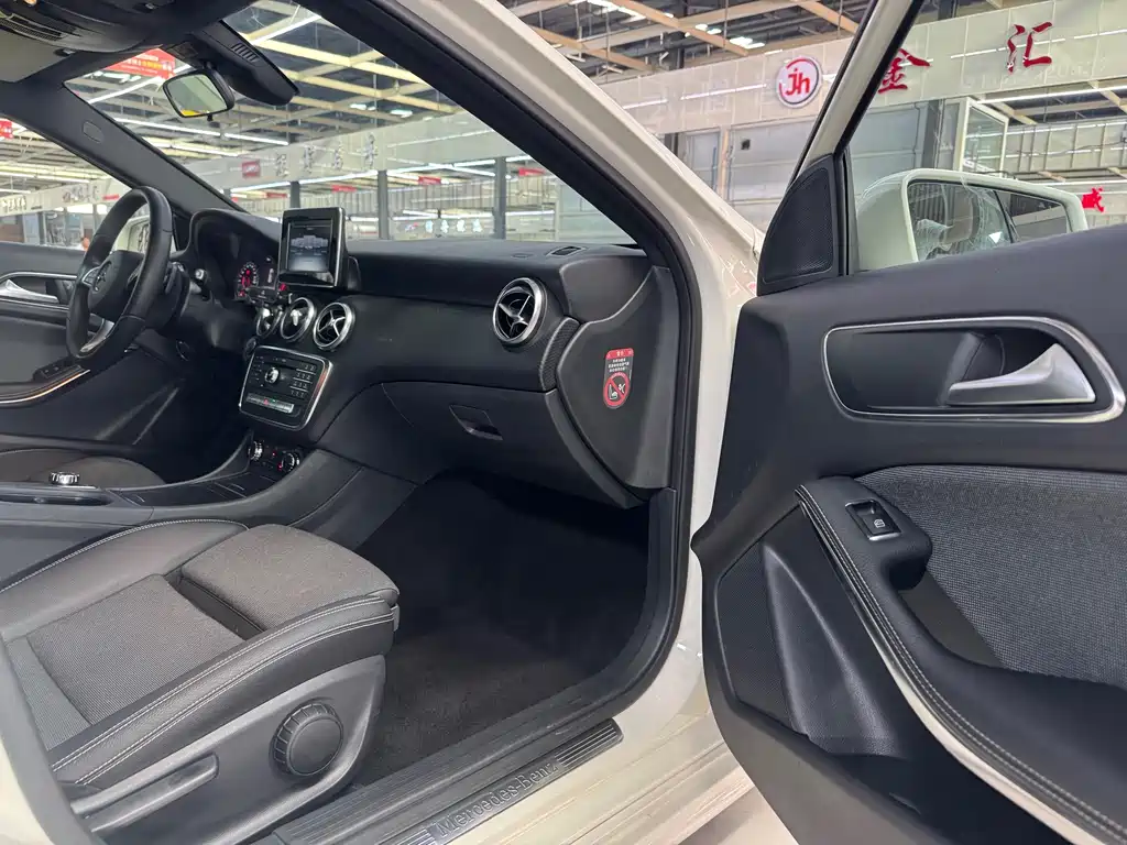Mercedes-Benz A-Class 2017 — фото 7