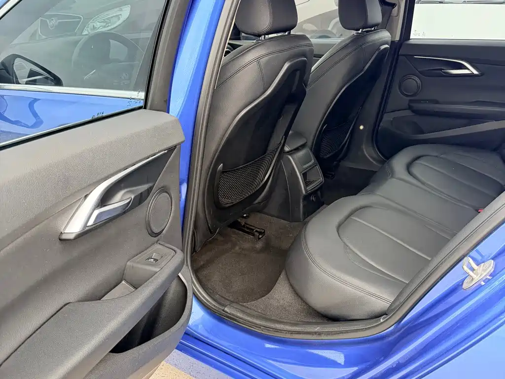BMW 1 Series 2018 — фото 10