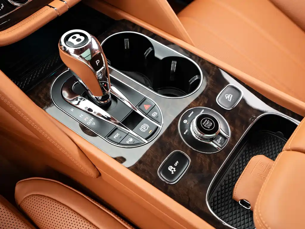 Bentley Bentayga 2023 — фото 8