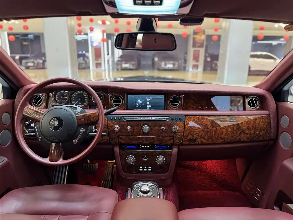 Rolls-Royce Phantom 2015 — фото 21