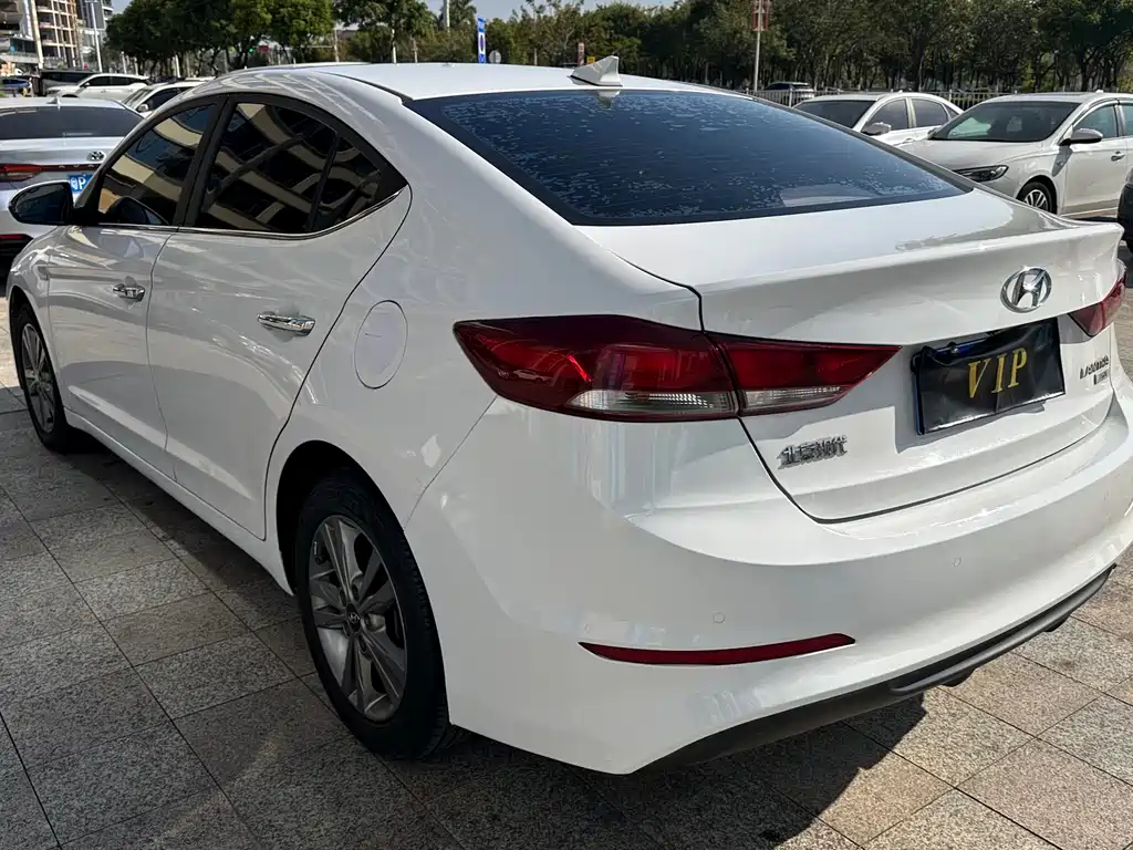 Hyundai Elantra 2017 — фото 8