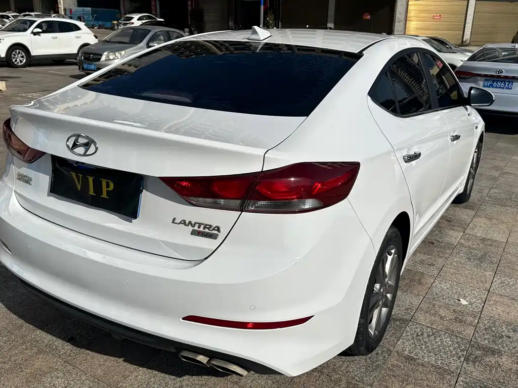 Hyundai Elantra 2017 — фото 9