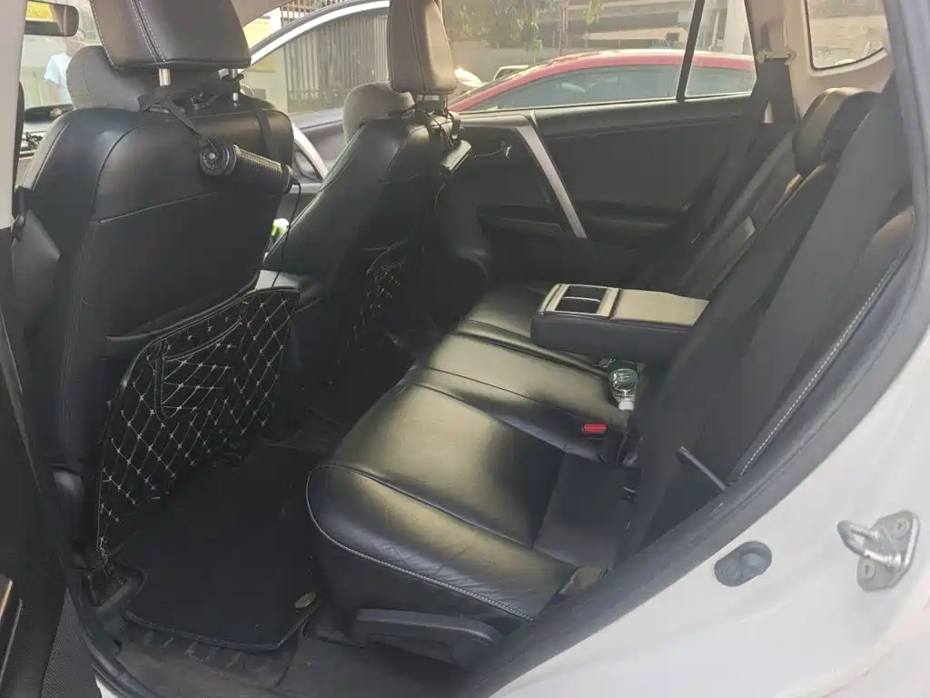 Toyota RAV4 2018 — фото 15