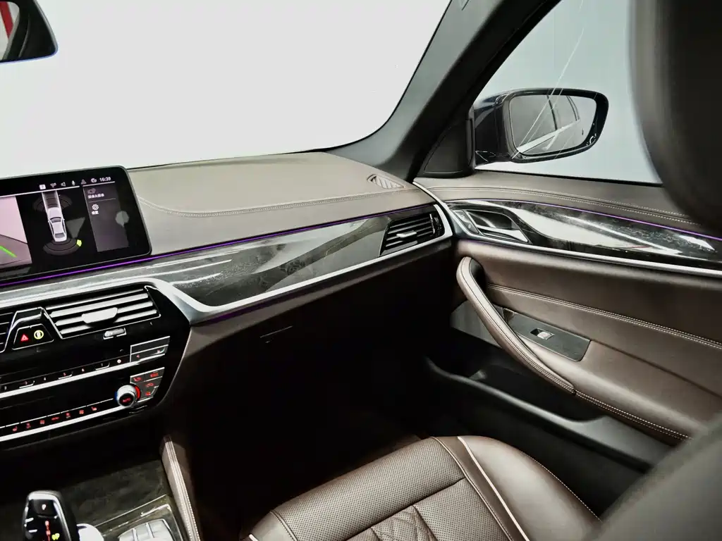 BMW 5 Series 2022 — фото 11