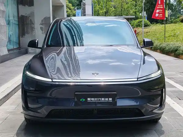 Tesla Model Y 2025