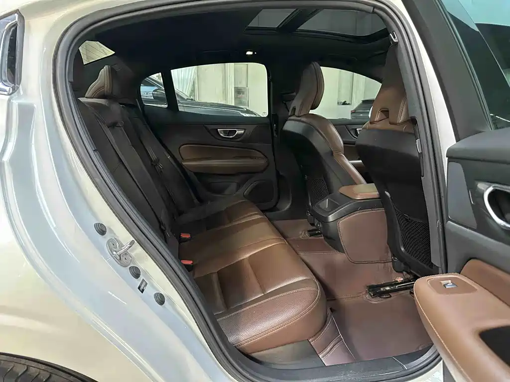 Volvo S60 2023 — фото 15
