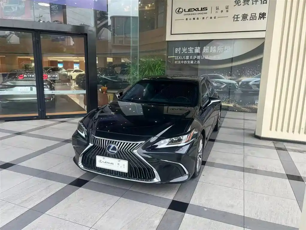 Lexus ES 2020 — фото 1