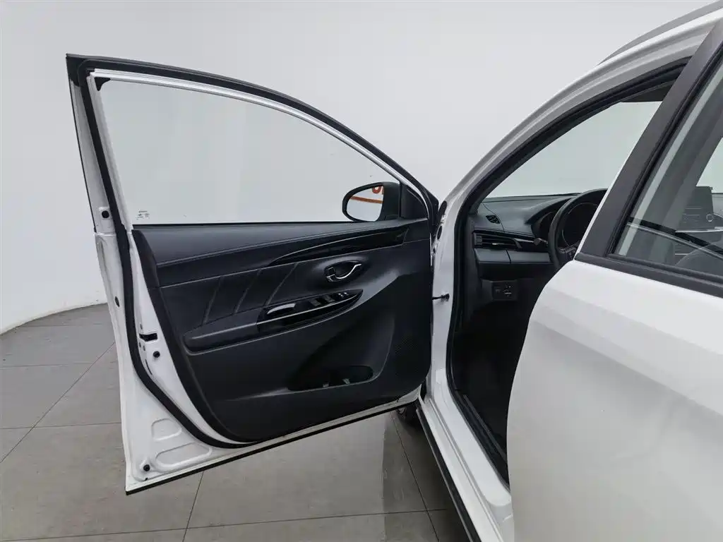 Toyota Yaris L 2022 — фото 8