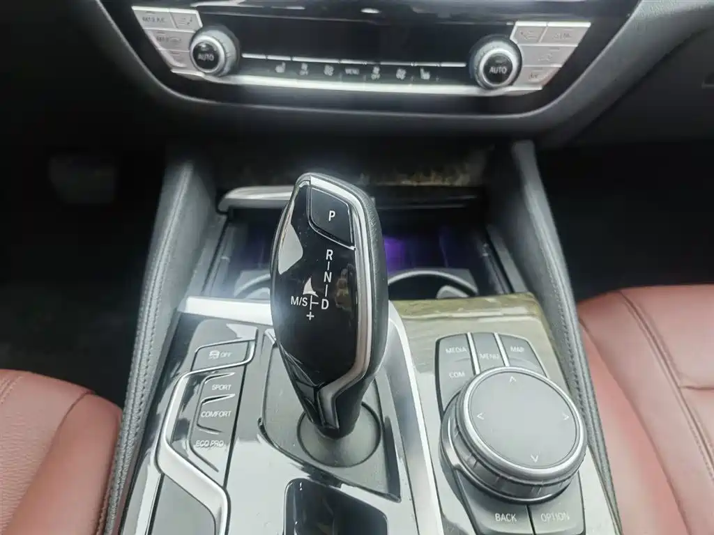 BMW 5 Series 2019 — фото 13