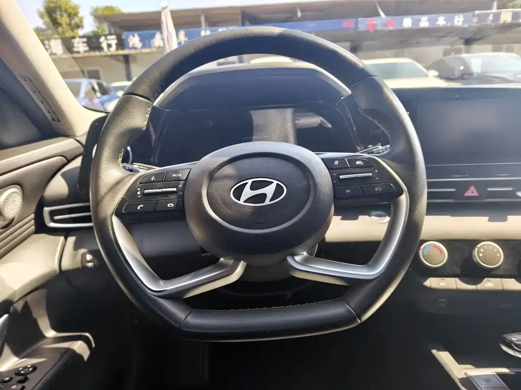 Hyundai Elantra 2024