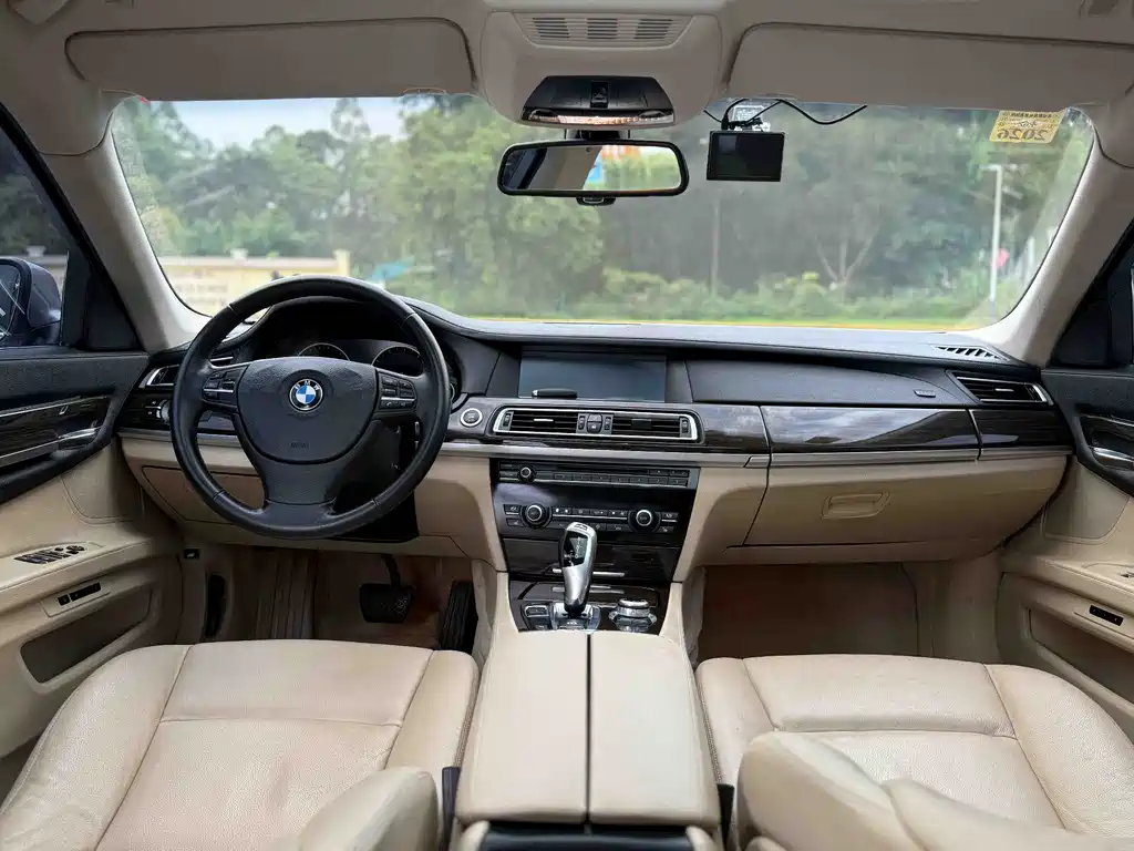 BMW 7 Series 2011 — фото 24