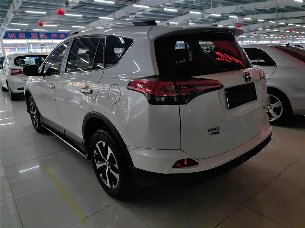 Toyota RAV4 2019 — фото 23