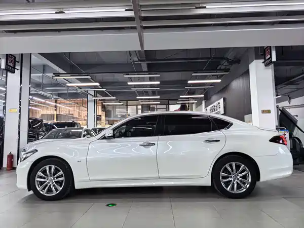 Infiniti Q70 2015