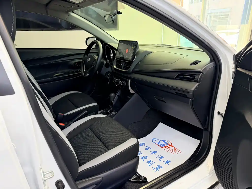 Toyota Yaris L 2023