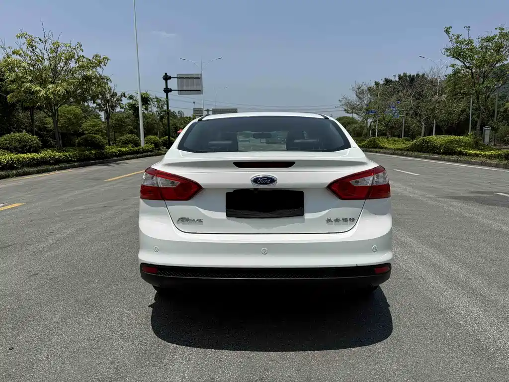 Ford Focus 2014 — фото 8