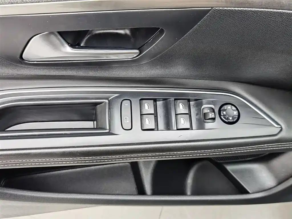 Peugeot 5008 2017 — фото 9