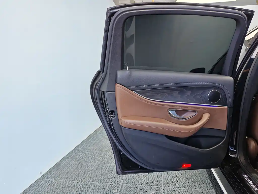 Mercedes-Benz E-Class 2020 — фото 14