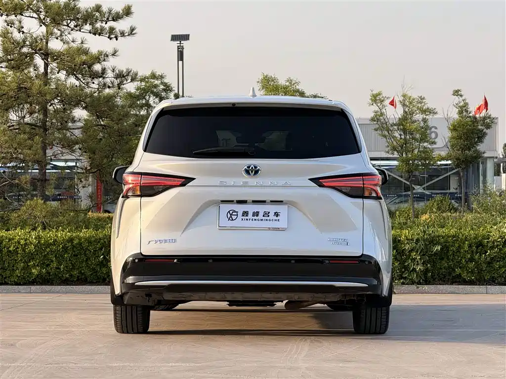 Toyota Sienna 2023 — фото 27