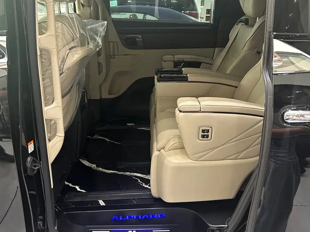 Toyota Alphard — фото 14
